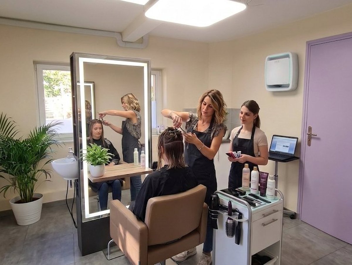 Salon de coiffure équipé d'un EOLIS Air Manager 600 pour capter aérosols et COV
